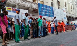 Operários paralisam obra do Palace Hotel por atraso de salários