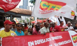 Ato denuncia ameaças aos direitos sociais e trabalhistas