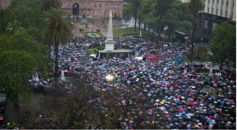 Milhares de pessoas protestam contra feminicídio na Argentina e outros países