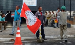 Protesto no canteiro da CAM Ferreira, obra Condomínio Alto do Parque/Pituba