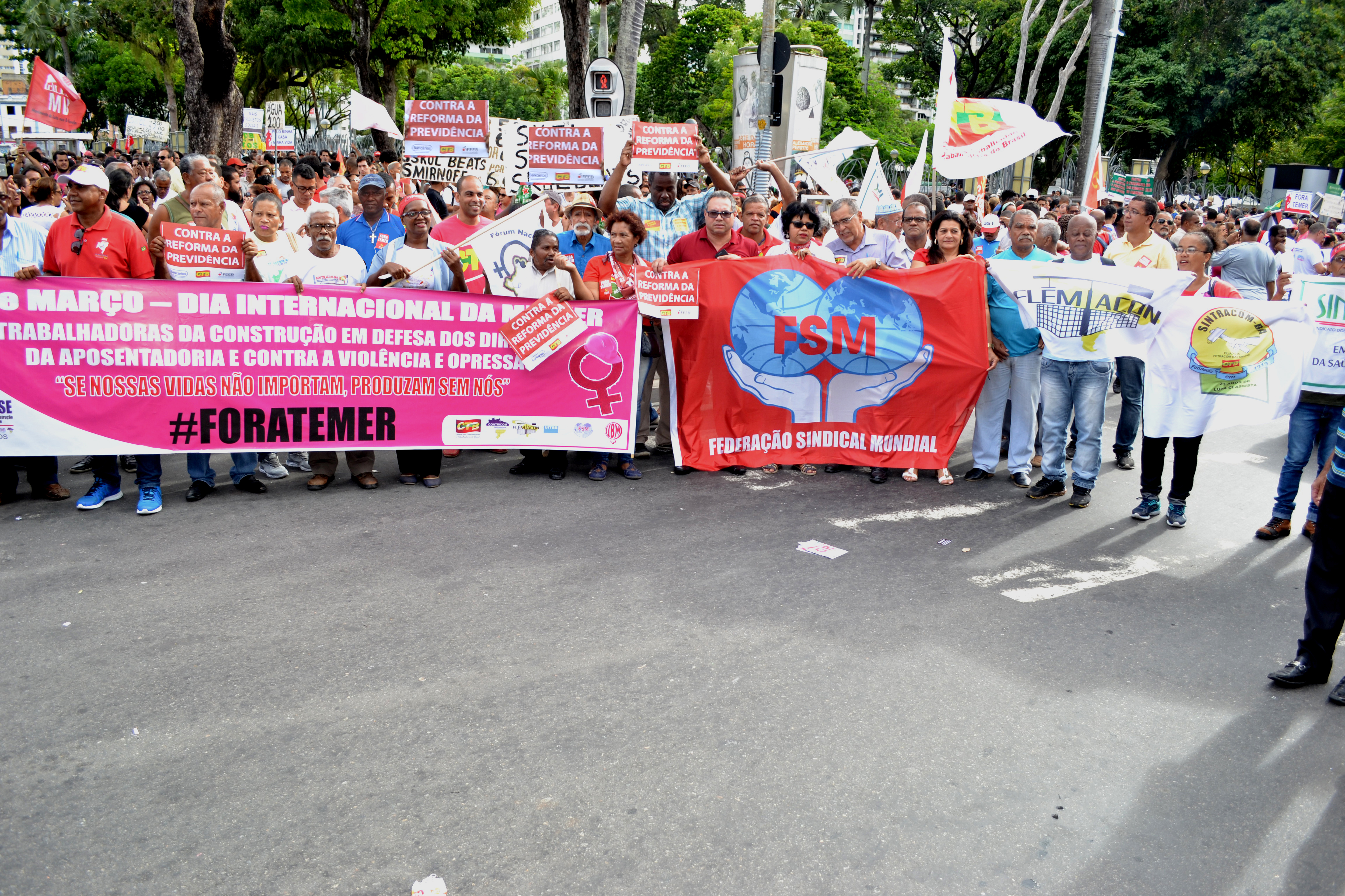 Marcha reúne mais de 50 mil contra reforma da previdência em Salvador