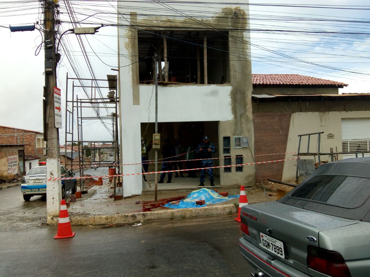 Acidente fatal em Alagoinhas: Operário sofre descarga elétrica e cai de andaime