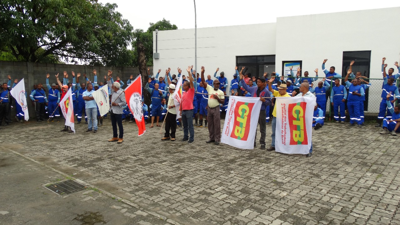 P. Fino / Embasa: Trabalhadores (as) voltam às atividades e aguardam reunião dia 20