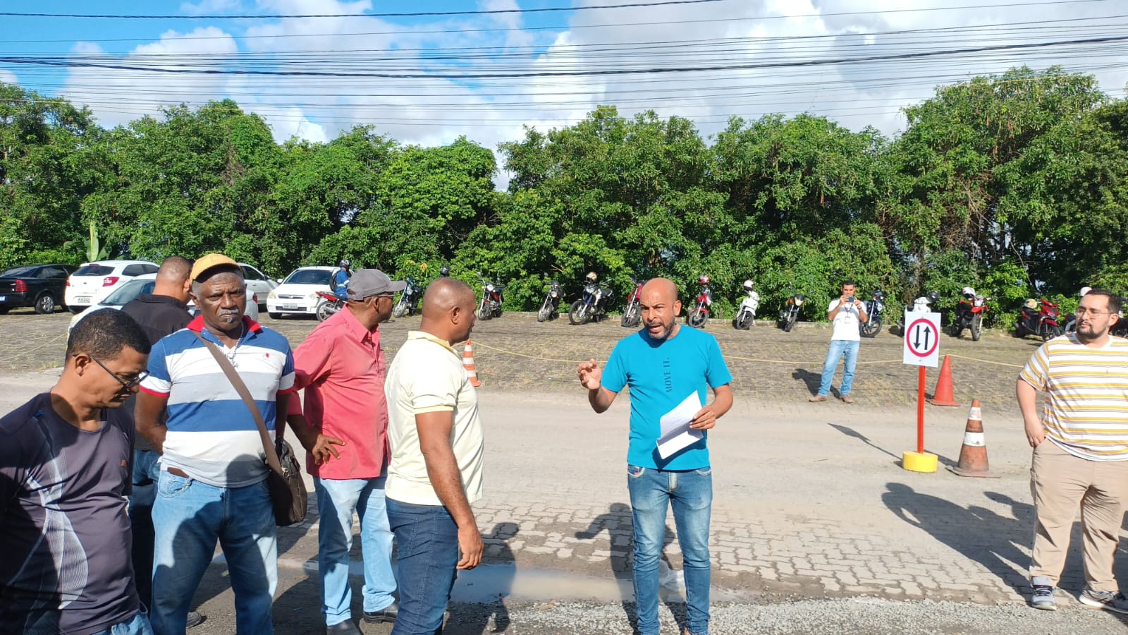 Paralisação na Floripark / Coelba: Trabalhadores receberam vale transporte e cartão alimentação, e retornaram às atividades