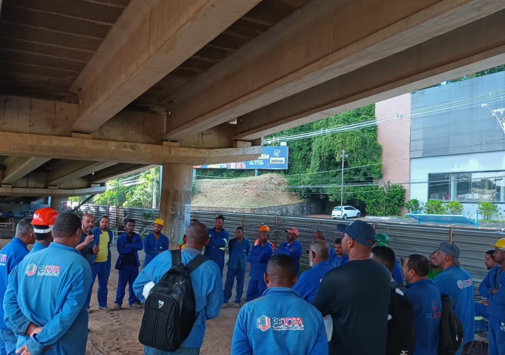 DDS na obra da Pejota (AV. ACM): Trabalhadores (as) fizeram paralisação relâmpago por falta de água potável