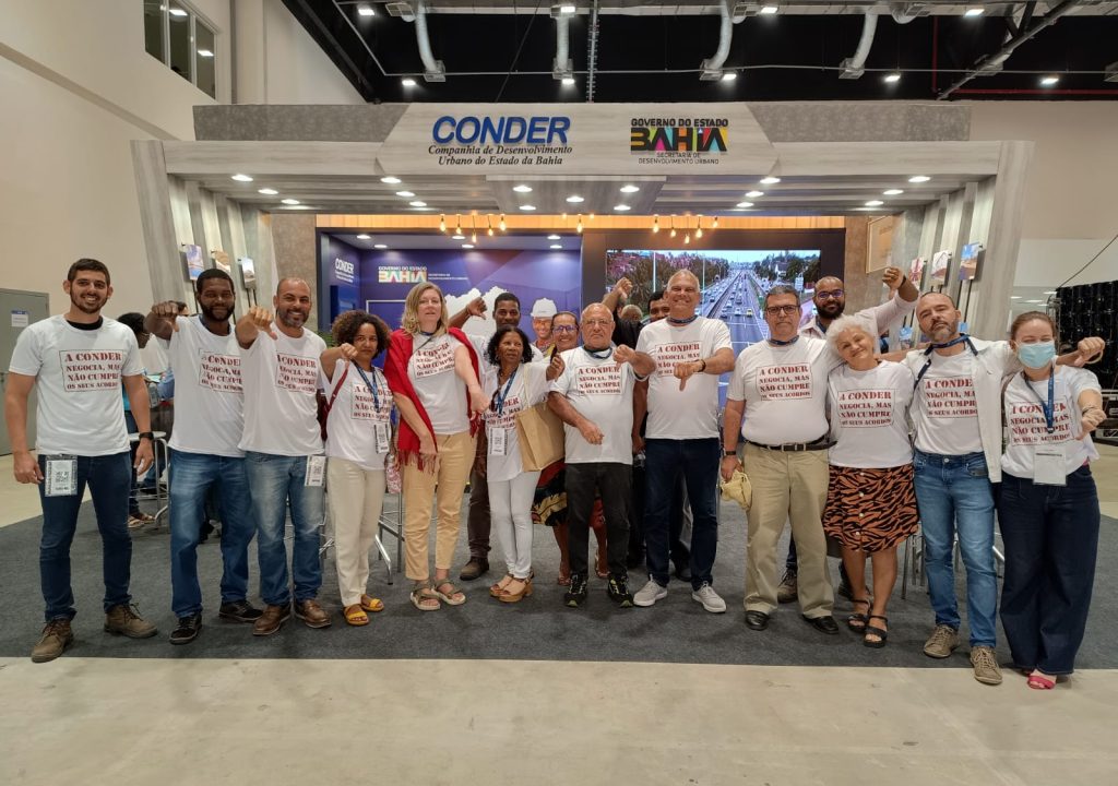 Trabalhadores (as) da Conder protestam em estande da empresa no Centro de Convenções