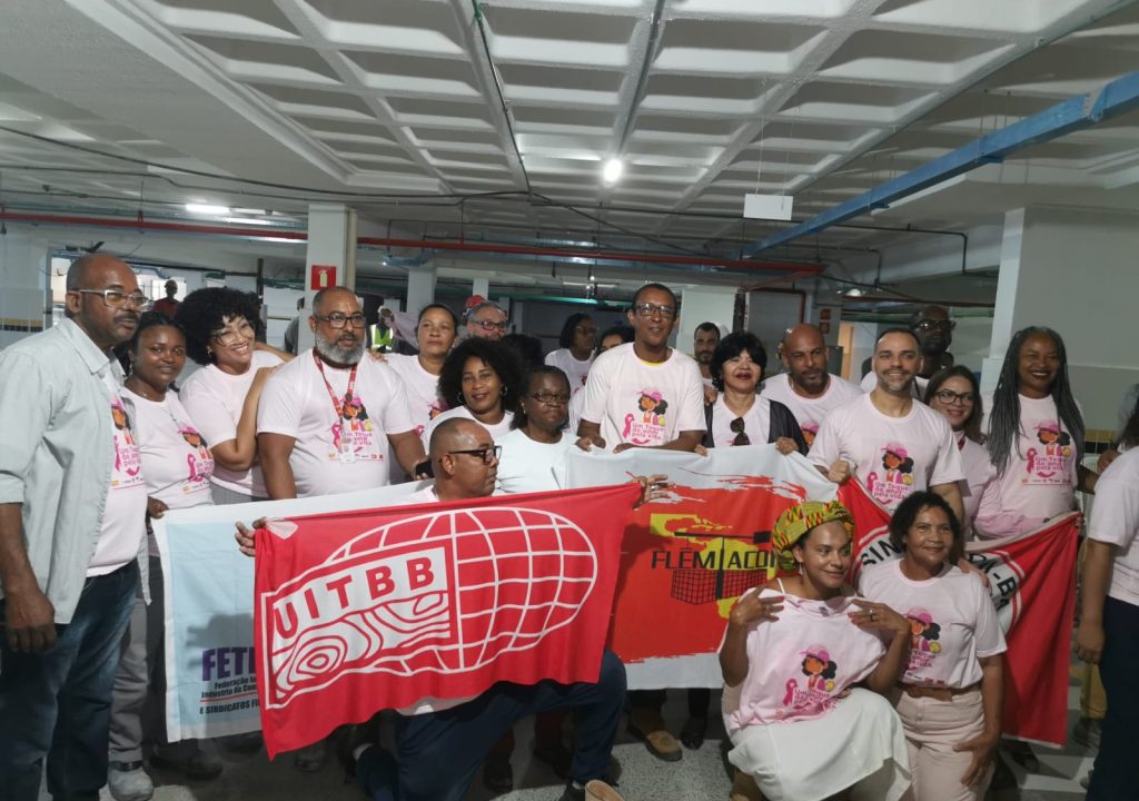 SINTRACOM-BA reúne trabalhadoras (es) no canteiro em evento sobre a campanha Outubro Rosa de combate ao câncer de mama