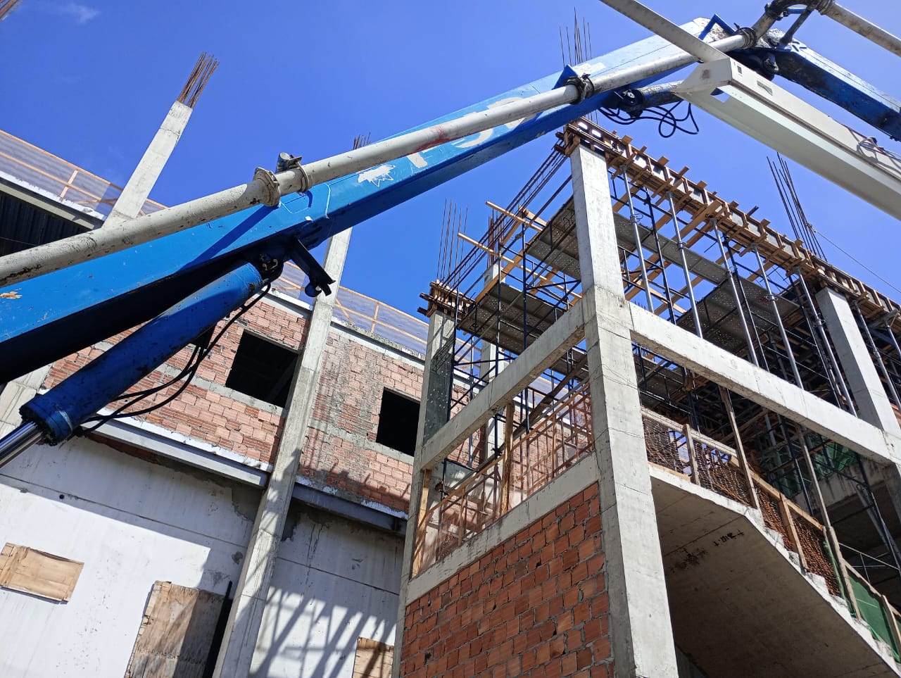 SINTRACOM-BA faz DDS com trabalhadores (as), na obra onde operário morreu em acidente de trabalho