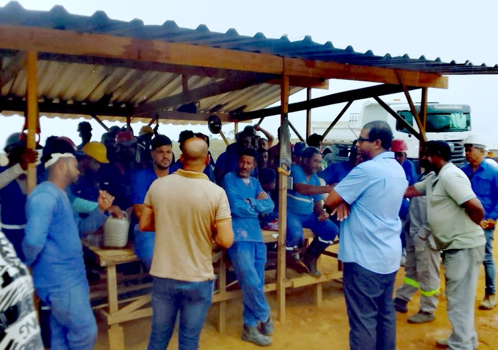 SINTRACOM-BA cobra direitos dos trabalhadores (as) na Engec, em Mutuípe