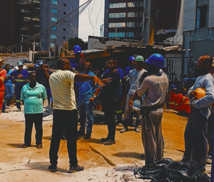 Trabalhadores (as) paralisados em obra da Civil, no Caminho das Árvores