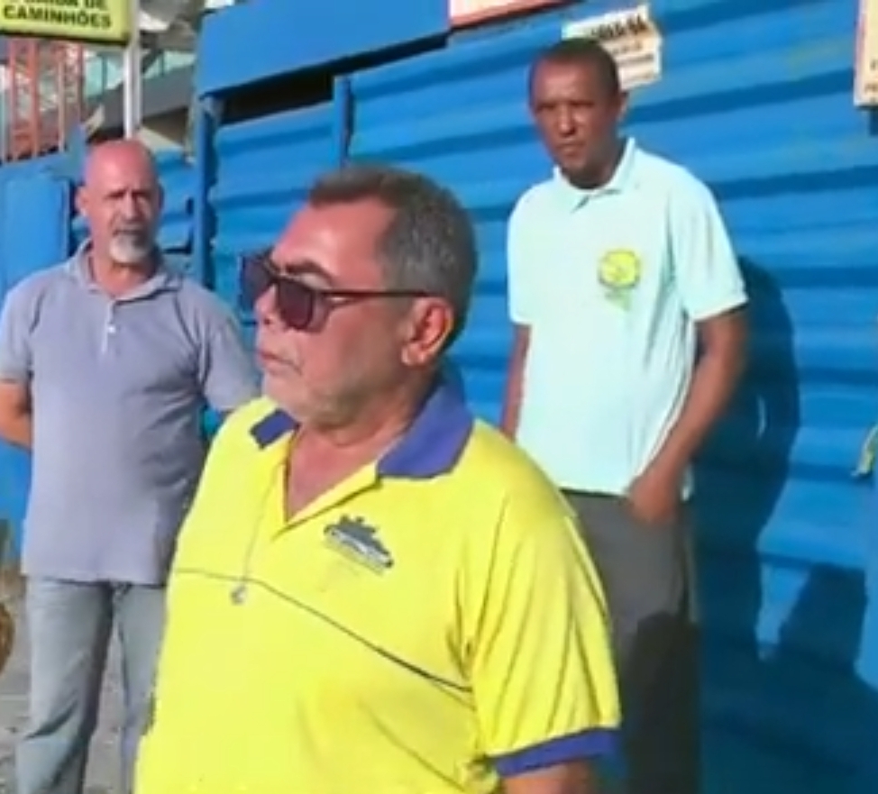 Trabalhadores parados na obra Art Studio, onde ocorreu um acidente de trabalho com dois operários mortos e um ferido