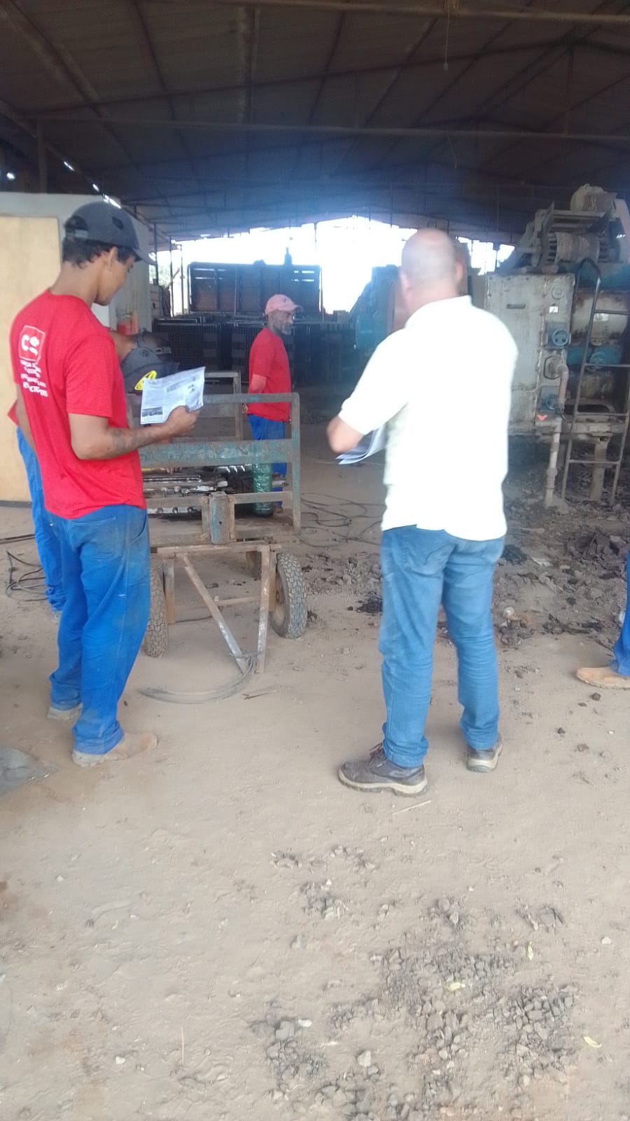 Marcionílio Souza: SINTRACOM-BA visitou hoje, 29/08, os trabalhadores (as) na Cerâmica S. Carlos