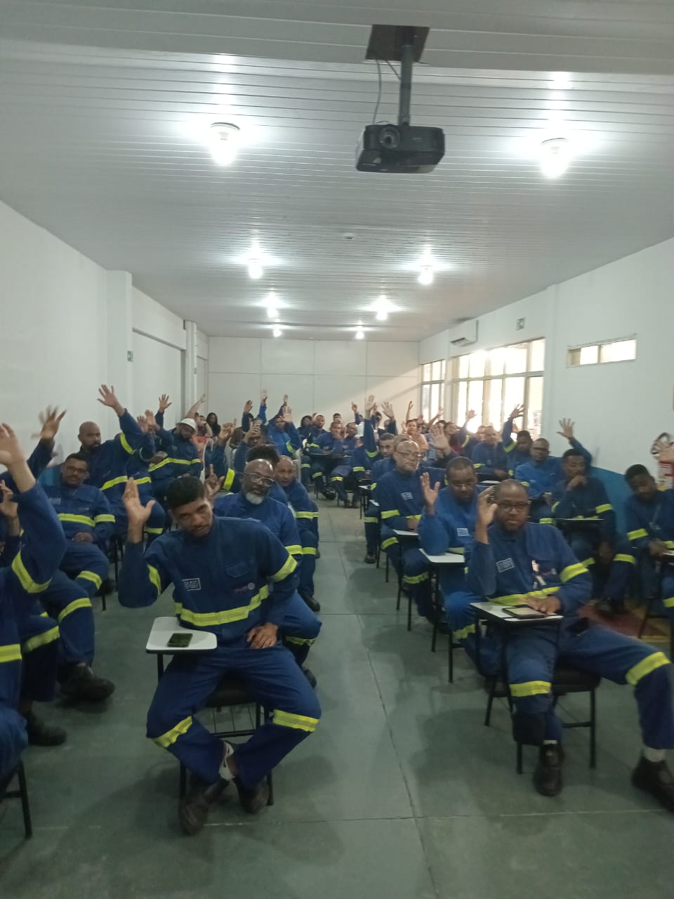 É hora de lutar: Trabalhadores (as) das elétricas rejeitaram a proposta patronal