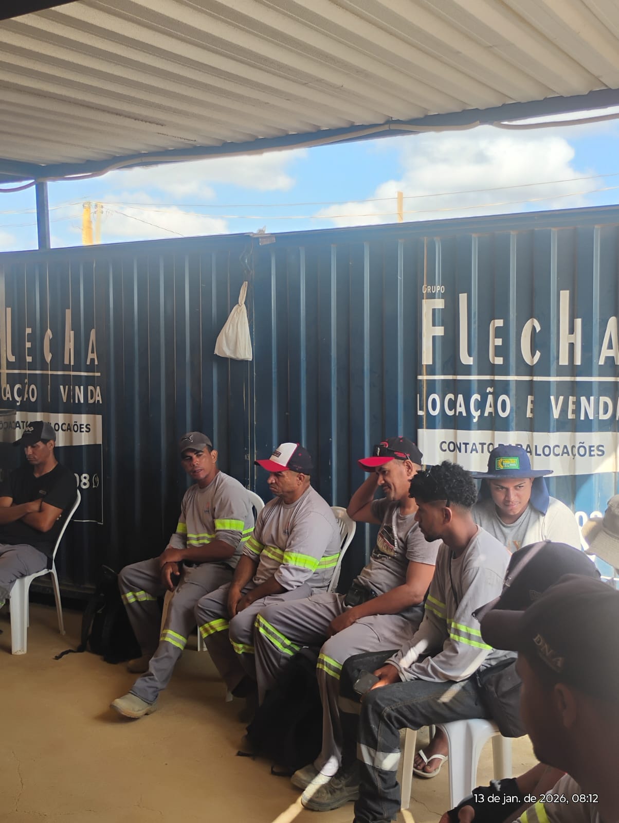 Sem salários e cesta básica, trabalhadores (as) da Vetor paralisaram as atividades, em Curaçá