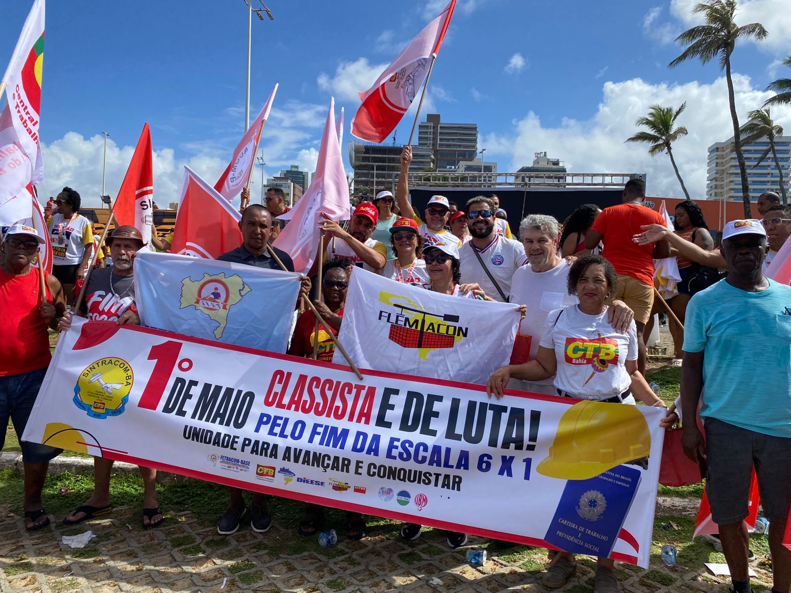 SINTRACOM-BA presente no ato do 1º de Maio, em Salvador