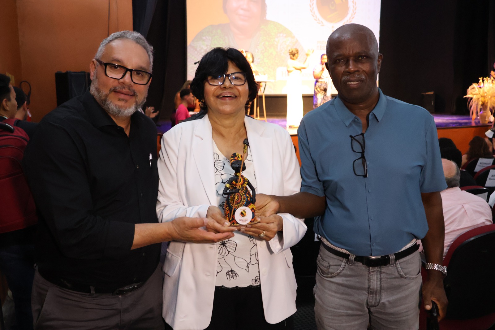 Diretora do SINTRACOM-BA Lúcia Maia foi homenageada no Brasil con el "Premio Tereza de Benguela"